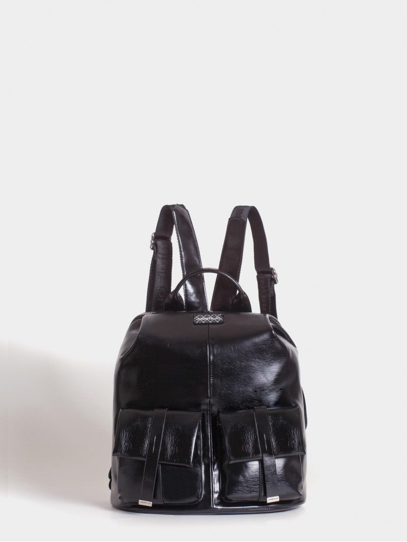 Mochila Negra Efecto Charol Roxie