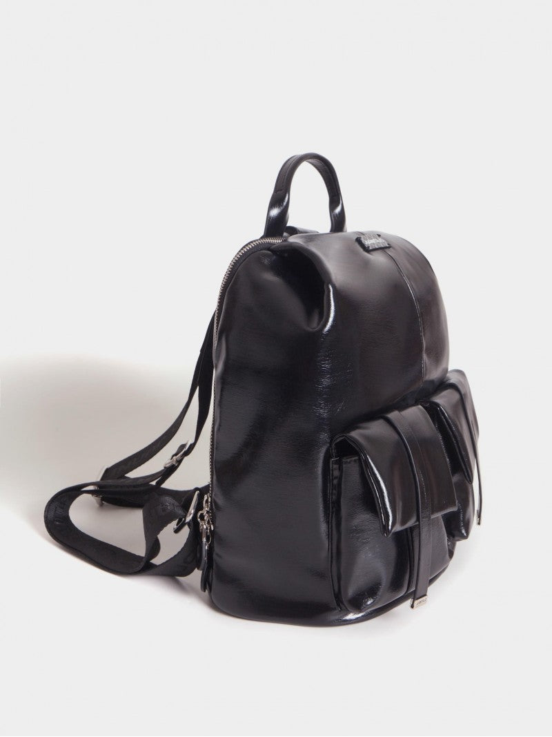 Mochila Negra Efecto Charol Roxie