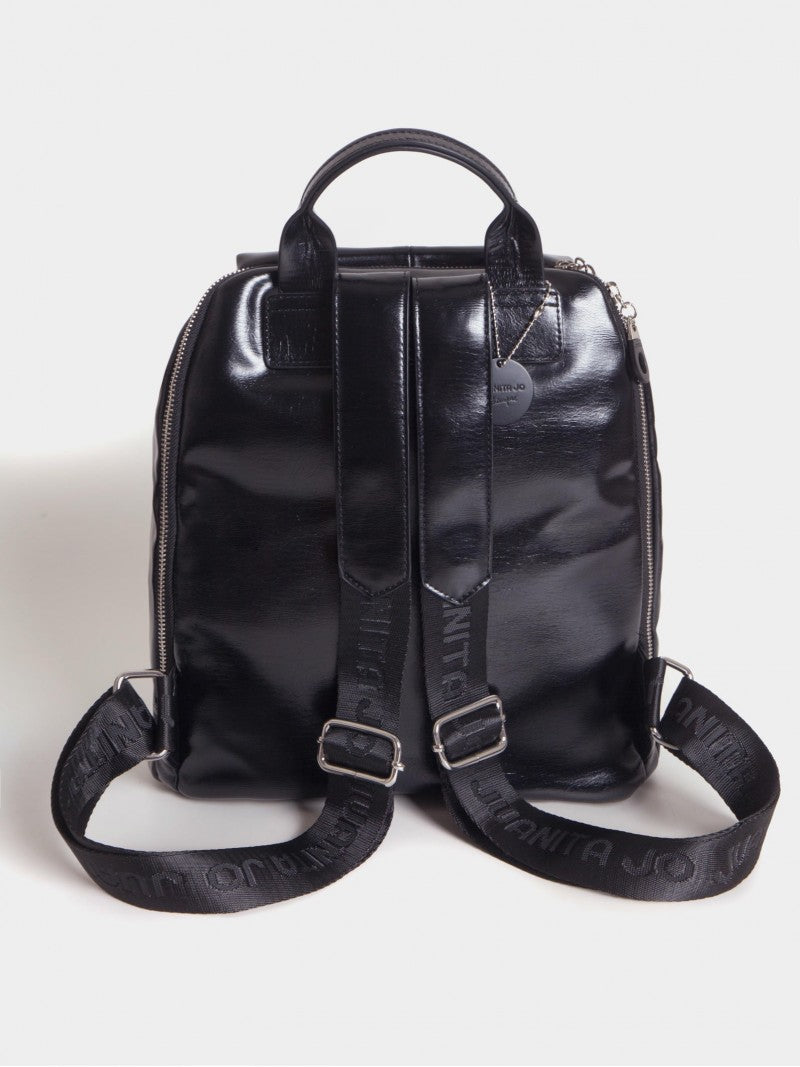 Mochila Negra Efecto Charol Roxie