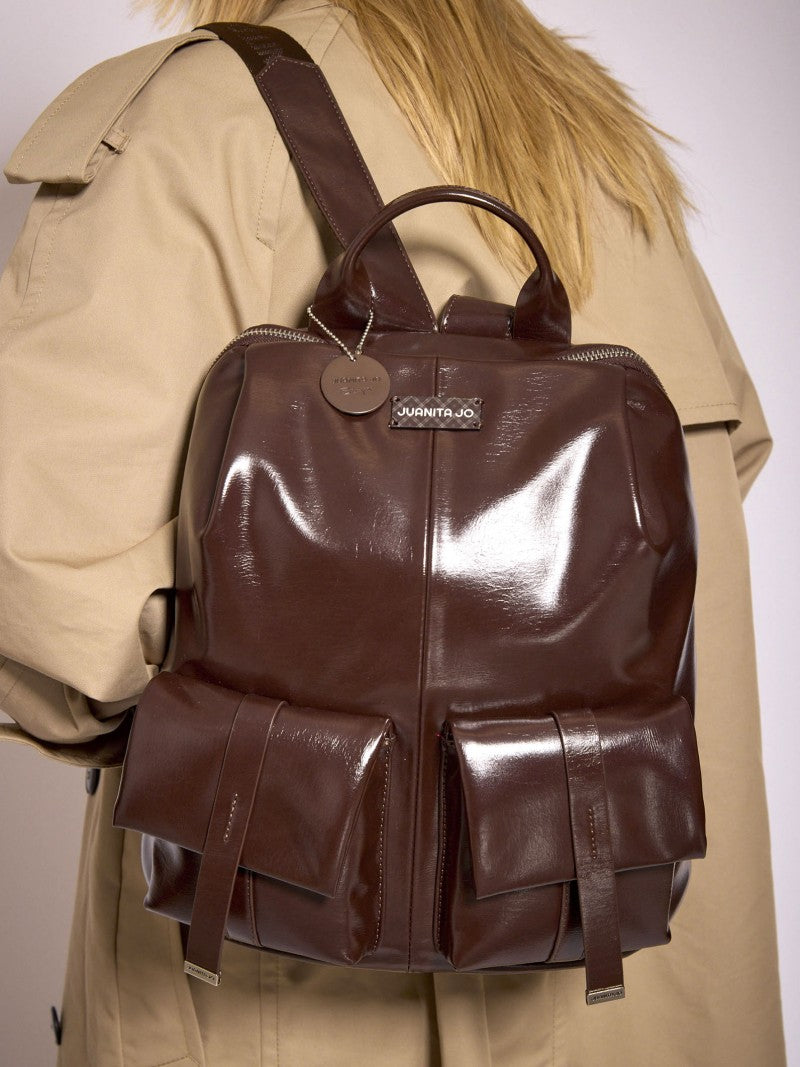 Mochila Cacao Efecto Charol Roxie